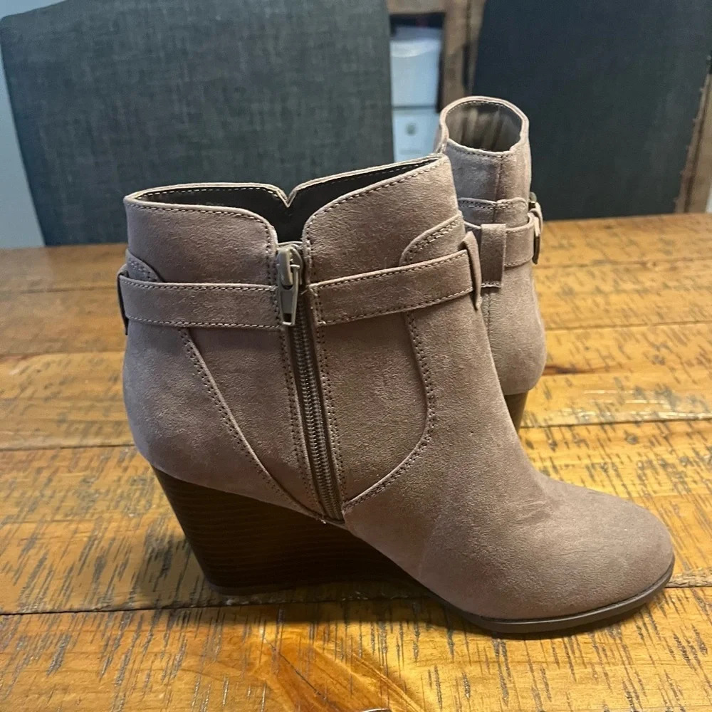 Market &‎ Spruce Serah Wedge Heel Bootie Suede in Taupe Women's size 8.5 NWOT - Picture 3 of 5